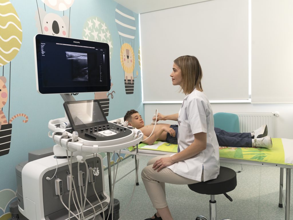 Ecografia transfontanelară: Când este necesară și ce indică la bebeluși? 2 Ecograf Philips EPIQ Elite - pentru ecografia cardiaca, ecografia transfontanelară, ecografia de șold, ecografiile musculo-scheleate, ecografii abdominale